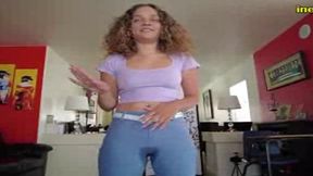 kiki cali pissing her tight jeggings with full bladder