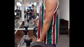 Novinho gostoso maromba anabolizado exibindo seus m&uacute_sculos fibrosos