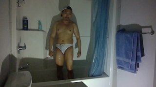 Xian_quatro: muscular dude flexing in the shower - bftv amateurs muscle muscleshower