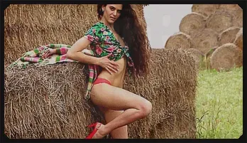 Erika Rose Solo Sunbathing & Fingering Pleasure