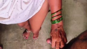 College wali desi girlfriend ko boyfriend ne chut chod ke pregnant kar diya.indian aunty White t-shirt me husband ka lund chusa
