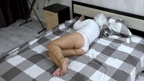The stepmom squeezed her ass tightly to make it difficult for her stepson to fuck her in the ass