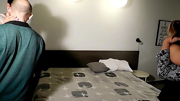 orgia ,de vacaciones con mi pareja me trae una sorpresa que me llena el culo de leche y con mi amiga termina en orgia