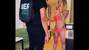 Littleangel84 - Je baise avec le livreur Uber Eat ! Il a une queue &eacute_norme