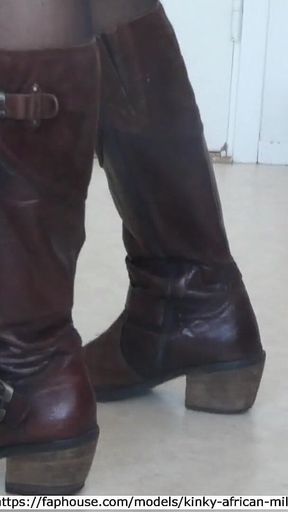 Pussyeating on the Bed and and Peeing in My Husband's Nose