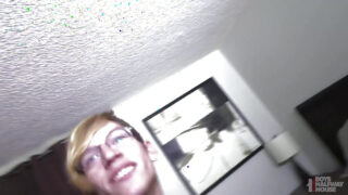 Hete POV-fellatio leidt tot intense anale seks zonder condoom met een enorme ejaculatie.