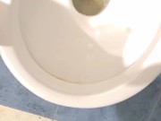MEANDO COMO HOMBRE NO SALE BIEN. Ensucio todo el piso y me chorreo