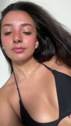 Teen onlyfan shows off her tits