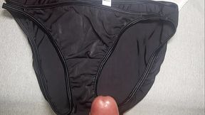 Me vengo en los panties nuevos reci&eacute_n usados de mi amiga