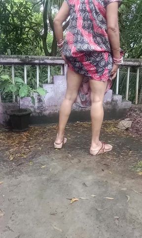 Bhabi Pissing outdoor Showing Pusssy, Ass, Boob