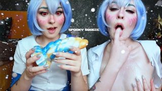 Hành động solo: Diễn viên cosplay Rei Ayanami nghiệp dư trong Neon Genesis Evangelion đang tự thỏa mãn bản thân