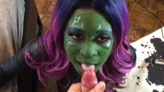 Intensa chupada de rola da canadense amadora Gamora, cosplayer de Guardiões da Galáxia