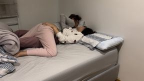 La amiga de mi esposos y yo tenemos sexo duro mientras el esta comprando el desayuno