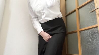 [控えめOLのおしがま]トイレに行きたいのに、上司からの長電話で...