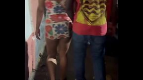 Hotwife exibicionista: Belinha tirou a calcinha no bar lotada...Ela provocou o amante em pleno samba, enquanto o corno registrava cada detalhe!