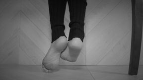 Cynthia - His Face Under petite 22 yo Woman Feet - Black And White Clip - 4096x2304 - 4K