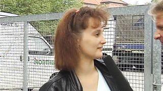 Reporter testet Schamgrenze der Deutschen Frau