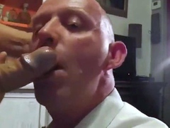 Saugender Nachbar Amateur-Blowjob von einem Muskelprotz