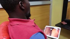 au salon avec mon masseur kinesitherapeute qui veut examiner ma chatte