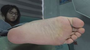 Li Yu in jeans showing of her gentle soles