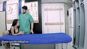 El masajista se folla a esta preciosa brasileña despues de hacer un rico masaje