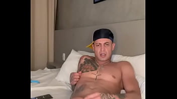 Brun&atilde_o se masturbando no quarto sozinho