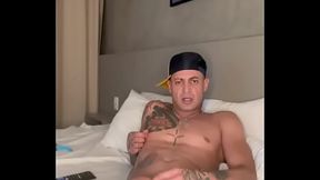 Brun&atilde_o se masturbando no quarto sozinho