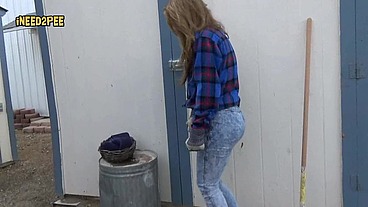 Cheyenne Jewel Pisses Her skintight Jeans