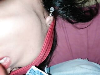 Jugando a saborear mi polla - Puta chupa rico la punta