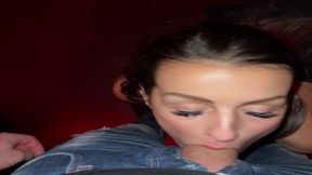 je lui suce la bite dans un bar