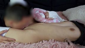 chica pequenita recibiendo una rica chupada de vagina