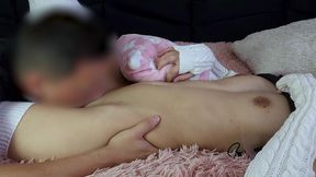 chica pequenita recibiendo una rica chupada de vagina