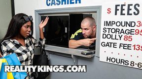 Hot Porn - Ebony Tori Montana Deepthroats weißer Schwanz