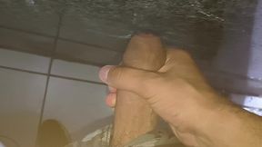 corno batendo uma punheta muito gostosa no banheiro publico