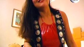 German MILF shaves her open pussy for solo retro playtime