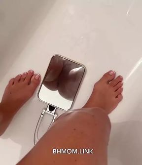Super Hot Milf Peeing Over A Mirror In Bathtub While Dirty Talking - badhabitmom (LEAK)
