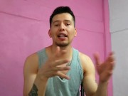 El Plomero me folla en el patio de mi casa con su vergota curva