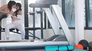 Thicc Ass Babes - Sexy Blonde Teen Gets A Hardcore Workout From Hunky Trainer