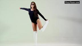 ”Flexible Tonya shows her mesmerizing body”