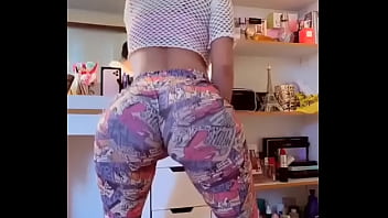 Que delicia essa japinha rebolando