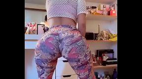 Que delicia essa japinha rebolando