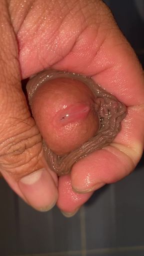 In the bathroom, there was a cock that was getting an erection, only knowing how to endure it, not having to do it