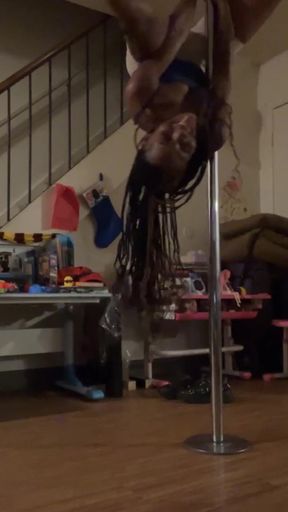 Ebony thot shows off her twerking skills on pole dance