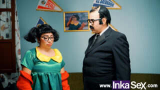 Uomo che scopa nel culo una ragazza latina diciottenne dal corpo perfetto e le riempie il culo di sperma