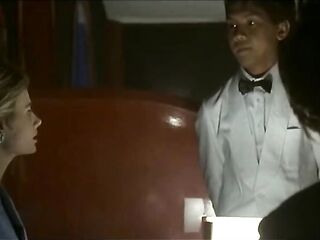 Vintage tinto brass-moglie troia apre le gambe al ristorante cinese per farsi spiare da guardone