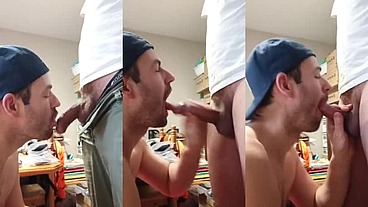 Un mec suce la grosse bite du déménageur et le fait spermer dans sa bouche