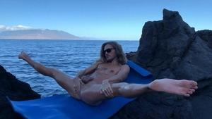 AlternaDudes: Hairy really likes nailing