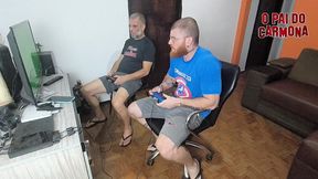 batendo uma com meu filho carmona e jogando um game
