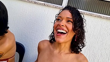 Meninas brincando juntas