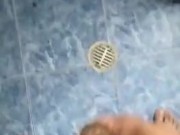Español se masturba en el baño